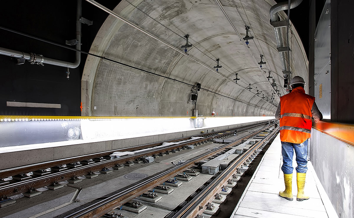 Ein Schienenbauarbeiter steht neben den Gleisen. Bild für die Pendo-Kunden-Story von Raildiary.