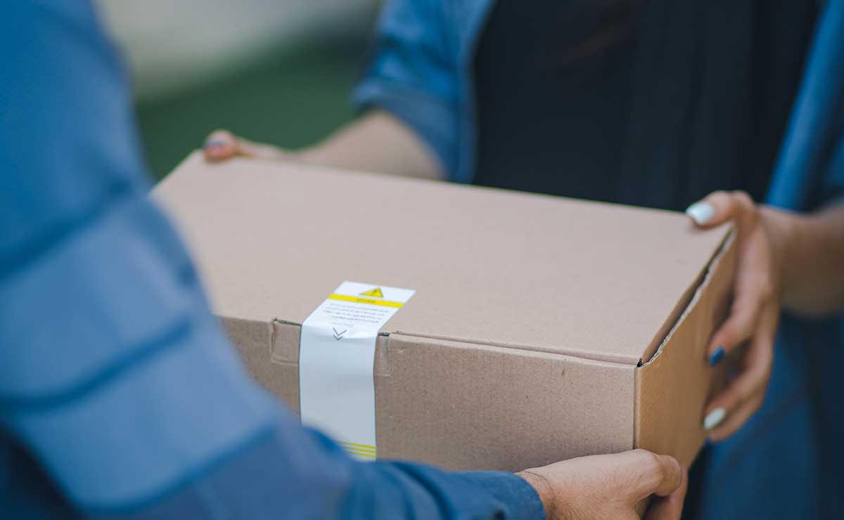 荷物が手渡されている。ShippingEasyお客様事例画像